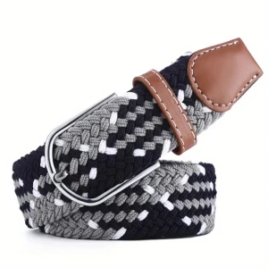 Flätat bälte med läderdetaljer - Snyggt flätat bälte i svart, grått och vitt med bruna läderdetaljer. Bältet har ett silverfärgat spänne och är perfekt för att ge en stilren touch till din outfit.