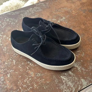 Massimo Dutti blå loafers - Nästan helt nya loafers från Massimo Dutti, köpta innan vintern och har aldrig blivit använda. Storlek 43.