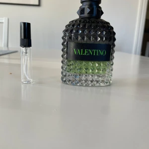 Valentino Born in Roma green straviganza - Doften har noter av citrus, kaffe och  toner, med en fräsch och kryddig känsla. Perfekt för den som gillar en fräsch och lite träig doft. Den luktar väldigt grönt och på så sätt passar bra som daglig parfym under sommaren/våren. Det är en Eau de Toilet så den håller ca: 6-7 timmar på huden och andra kan känna va den i ca: 5-6 timmar.