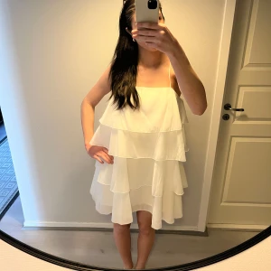 Vit Skolavslutningsklänning🤍 - Säljer denna jättefina vita klänning som passar perfekt till skolavslutning! Använd 1 gång💕