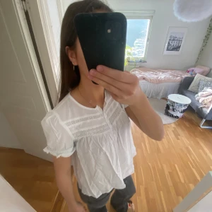 Vila blus  - Säljer en jättesöt blus från vila i nästan nyskick, blusen är i storlek S. Säljer då den inte kommer till användning men är superfin😊💕