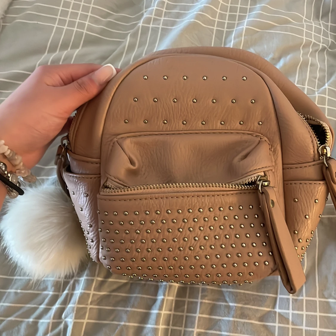 Beige axelväska med nitar