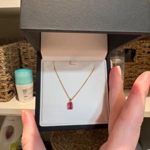 Halsband - Halsband från sig Jakobs som jag köpte till mig själv i födelsedagspresent på min 20 års dag! Har andra halsband jag använder mer, så tyvärr säljer jag detta med sorg. Men vill att den ska komma till användning från någon annan istället nypris 1300 kr. Det är från sif Jakobs. Perfekt som present eller studentpresent 