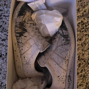 Maison Margirla  - Säljer nu dessa margielas i storlek 42. Dom är i ett slitet skick och  sulan är paj och därav lågt pris. Kvitto osv finns box medföljer och allt og. Pris kan även diskuteras 🤩