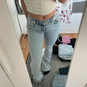 Bootcut jeans med låg midja - Ljusblå bootcut jeans med låg midja från bikbok! Modellen low flare waist i storlek xs, men längden 31. KNAPPT ANVÄNDA!! Nypris 499kr