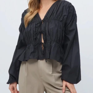 Knytblus från Gina Tricot - Säljer denna fina knytblus från Gina Tricot. Endast använd en gång så den är i nyskick! Nu pris 400kr men säljer för endast 230kr!