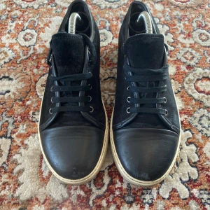 Lanvin skor - Hej! Säljer nu mina skor från märket Lanvin , storlek 7/41, bra skick. Givetvis äkta, Tveka inte på att höra av dig om du har frågor eller funderingar kring skorna!