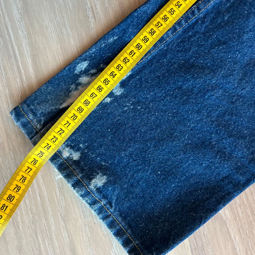 Säljer ett par klassiska blå jeansbyxor med en vintage look. De har en rak passform och är tillverkade i slitstarkt denim. Perfekta för en avslappnad stil. Mått finns i bild . Farkut & Housut.