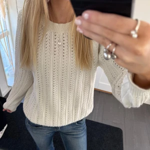Vit stickad tröja🤩🤩💖 - Säljer en mysig vit stickad tröja med ett fint hålmönster. Tröjan har långa ärmar och en rund halsringning. Perfekt för kyligare dagar!