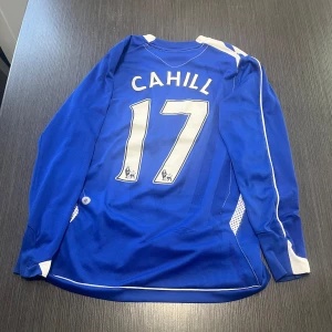 Äkta everton longsleeve med Tim cahill nr 17 umbro - Säljer min äkta Everton fotbollströja med Tim cahill nummer 17 på ryggen! Riktig snygg och skön tröja i storlek 158 (13år) umbro  Hör av dig vid minsta lilla fundering! Kolla gärna in mina andra artiklar!  Fotboll fotbollströja fotbollsskor Nike Barcelona T-shirt grisch thiago alcantara Adidas football shirt Madrid Liverpool Chelsea longsleeve Everton umbro