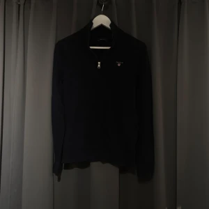 GANT halfzip mörkblå. - En stilren halfzip i storleken S, är använd några få gånger och fortfarande i nyskick! Köpt för 1200kr på GANT🍾