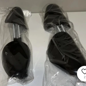 Svarta skoblock i plast - Säljer ett par svarta skoblock i plast. Perfekta för att hålla formen på dina skor och förlänga deras livslängd. De är justerbara och kommer i en praktisk förpackning.