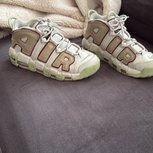 Nike Air sneakers  - Säljer ett par unika Nike Air sneakers med stora bokstäver på sidorna. Skorna har en kombination av beige och gröna nyanser med snörning. Som ni kan se på bilden är de i ett nytt skick. 