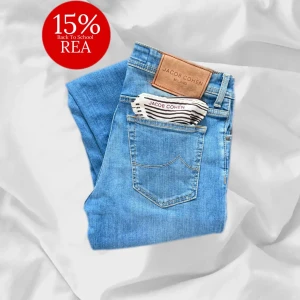 Jacob Cohën Jeans - Snygga jeans från Jacob Cohën i blå färg– enkla att matcha och sköna att bära. Ett stilrent val, noggrant utvalt med omsorg av AM Clothing.  📩 Frågor? Hör gärna av dig! 📲 Följ oss här på Plik för fler uppdateringar. ♻️ Tack för att du handlar mer hållbart med AM Clothing!