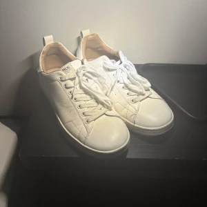 Vita sneakers från ONLY  - Fräscha vita sneakers från ONLY med klassisk design, som passar till allt. Perfekta för en clean och stilren look.💕 Använda enstaka gånger. 