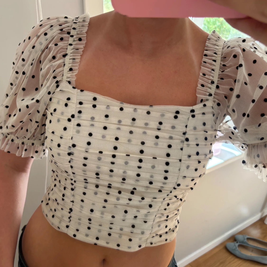 Vit prickig blus med puffärmar - 2