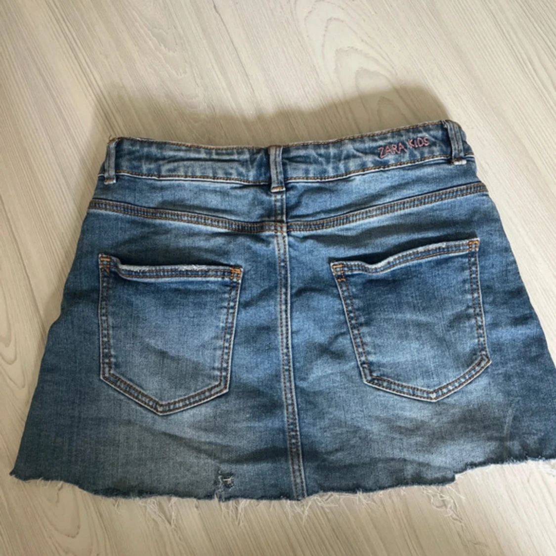 Blå jeanskjol från Zara med slitningar - 1