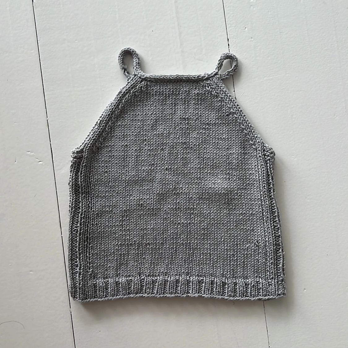 Grå stickad linnetopp i bomull