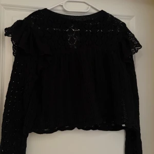 Svart spetsblus med volangdetaljer - Från Zara, knappt använd. Säljs för 120 pris går att diskutera. Storlek S