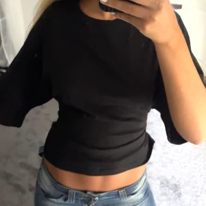 Svart knyt  topp från Nelly - Säljer denna svarta knyt topp från nelly i storlek M 
