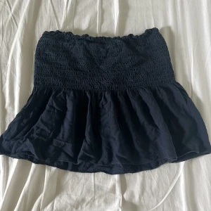 Mörkblå volang topp - Mörkblå volang topp från Missäy. Köpt förra sommarn och knappt använd.