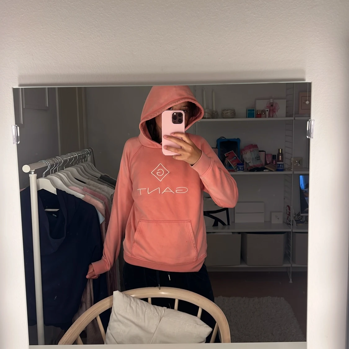 Korallrosa hoodie från GANT - 1