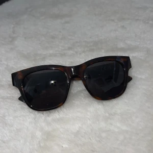 Bruna solglasögon med leopardmönster - Snygga solglasögon med fyrkantig form och mörka glas. Bågarna har ett diskret leopardmönster i bruna toner💗