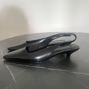 Svarta pumps med låg klack från H&M - Slutsålda pumps från H&M. Använda en gång så i fint skick.