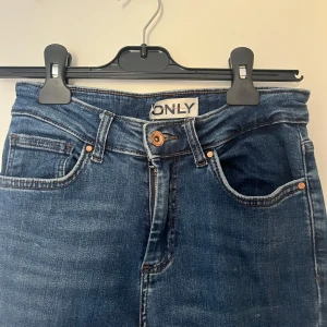 Blå bootcut jeans - Snygga blå jeans med bootcut-snitt och klassisk tvätt. Jeansen har en smickrande passform och är tillverkade i ett mjukt denimtyg som ger en bekväm känsla hela dagen. Skriv för egna bilder! Säljs pga att de är för små 💓💓