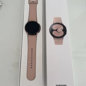 Samsung Watch 4 - Säljer min oanvända rosa Samsung watch 4. Förpackning med laddare finns kvar och kvitto på 2 års garanti finns också kvar ☺️☺️ pris går att diskutera 