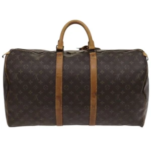 Louis Vuitton Keepall Monogram resväska 55 - Klassisk Louis Vuitton Keepall resväska i brunt monogrammönster med ikoniska LV-loggor. Väskan har detaljer och handtag i ljust brunt skinn, dragkedja upptill och rymlig cylinderformad design. Perfekt för weekendresor och snygg att bära på axeln eller i handen. Inga band