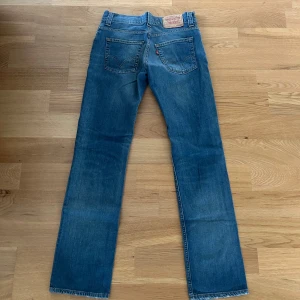 Levis jeans  - Ett par jeans i absolut topp skick och som dessutom har en extremt snygg tvätt. Nypriset på dessa jeans ligger på runt 1000kr. Längden på byxorna är 105cm och midjan 37cm jämför gärna med ett par egna och sen är det fritt fram att använda ”köp nu”.