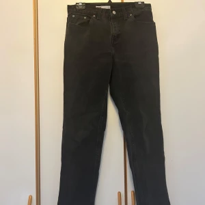 svarta jeans - köpta secondhand länge sedan, storlek är en gissning, skickar mått vid förfrågan