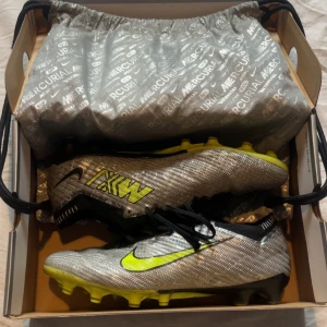 Nike Mercurial vapor elite - Säljer ett par Nike mercurial vapor elite silver/grön Cond 5,5/10 (De har spruckit på undersidan vid dobbarna). De har fortfarande mycket kvar o ge. Skriv för fler bilder på skorna🌟