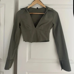 Olivgrön croppad v-ringad topp - Använd fåtal gånger! Bra skick!