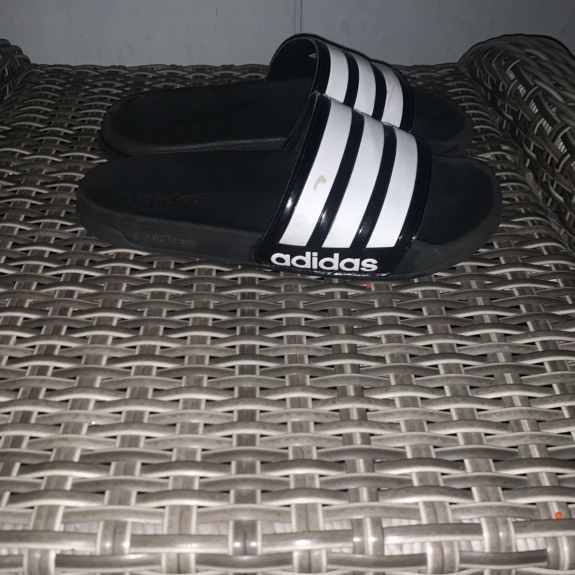 Svarta och vita Adidas tofflor - 2