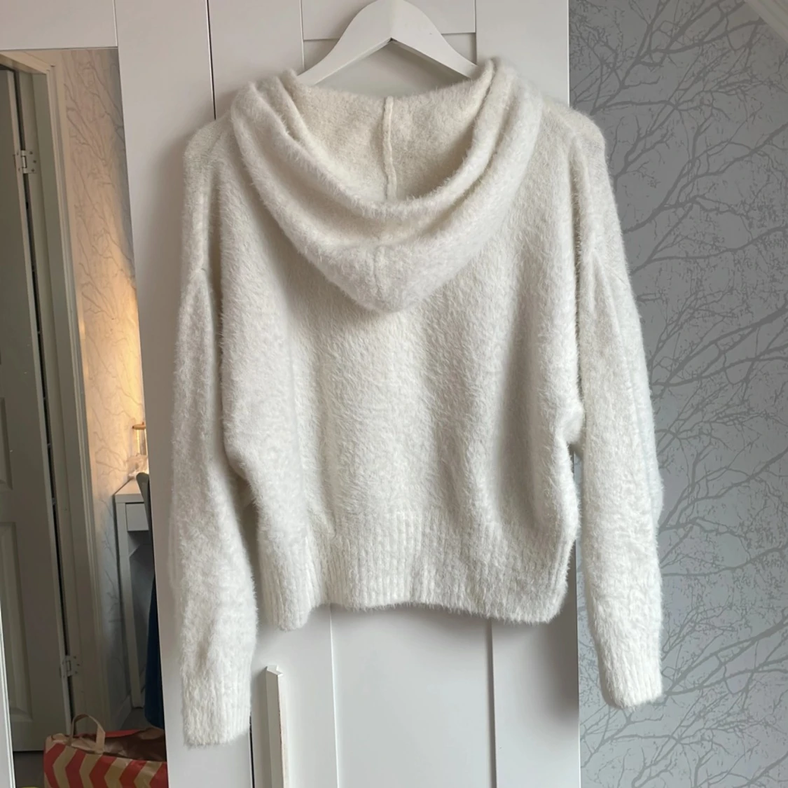 Vit fluffig hoodie från H&M - 1