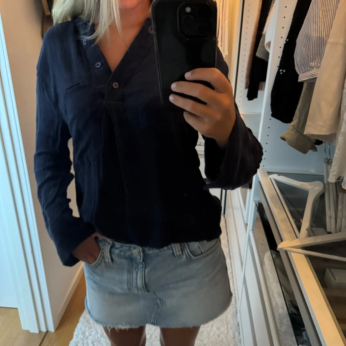 Mörkblå långärmad blus med knappar - 1