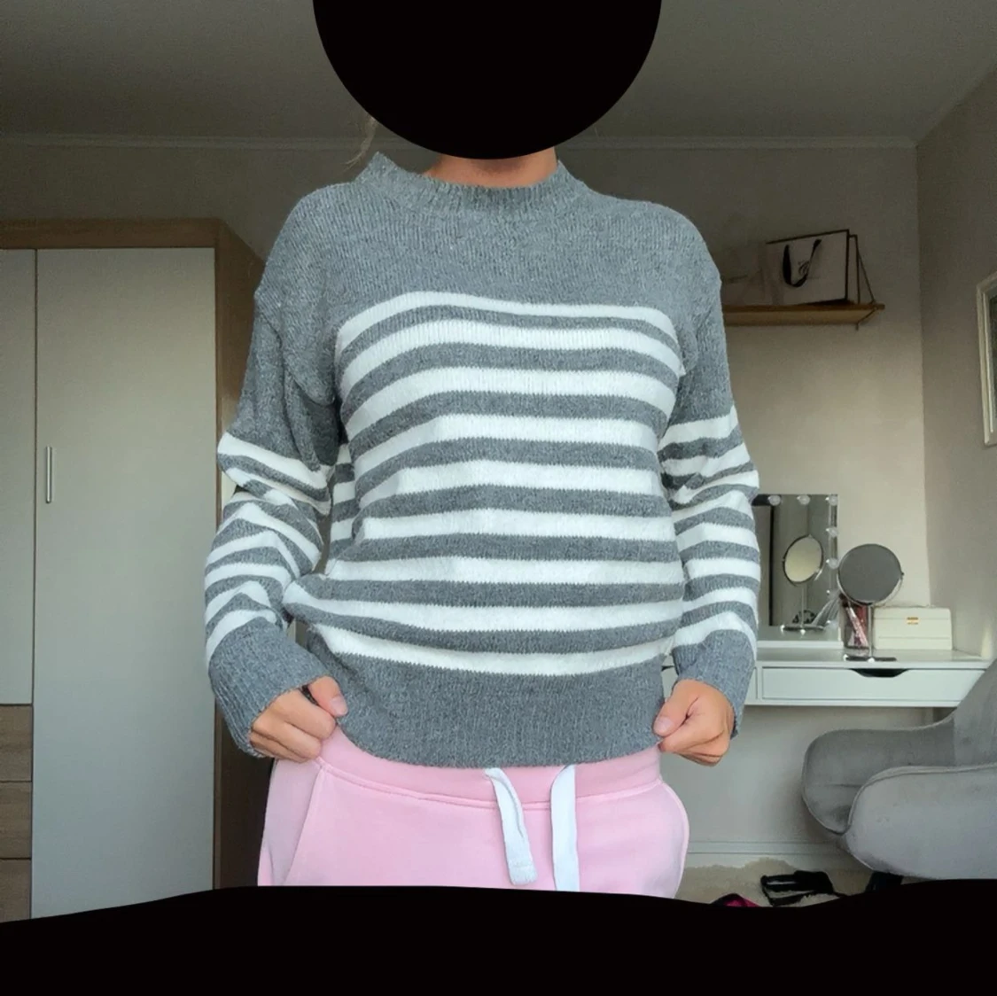 Randig grå och vit stickad tröja