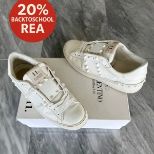 Valentino skor  - REA! - Valentino Open - Skick: Fint skick - Storlek 37 - Tillbehör: Två Valentino dustbags - Nypris: 6000kr - TrendWardrobe