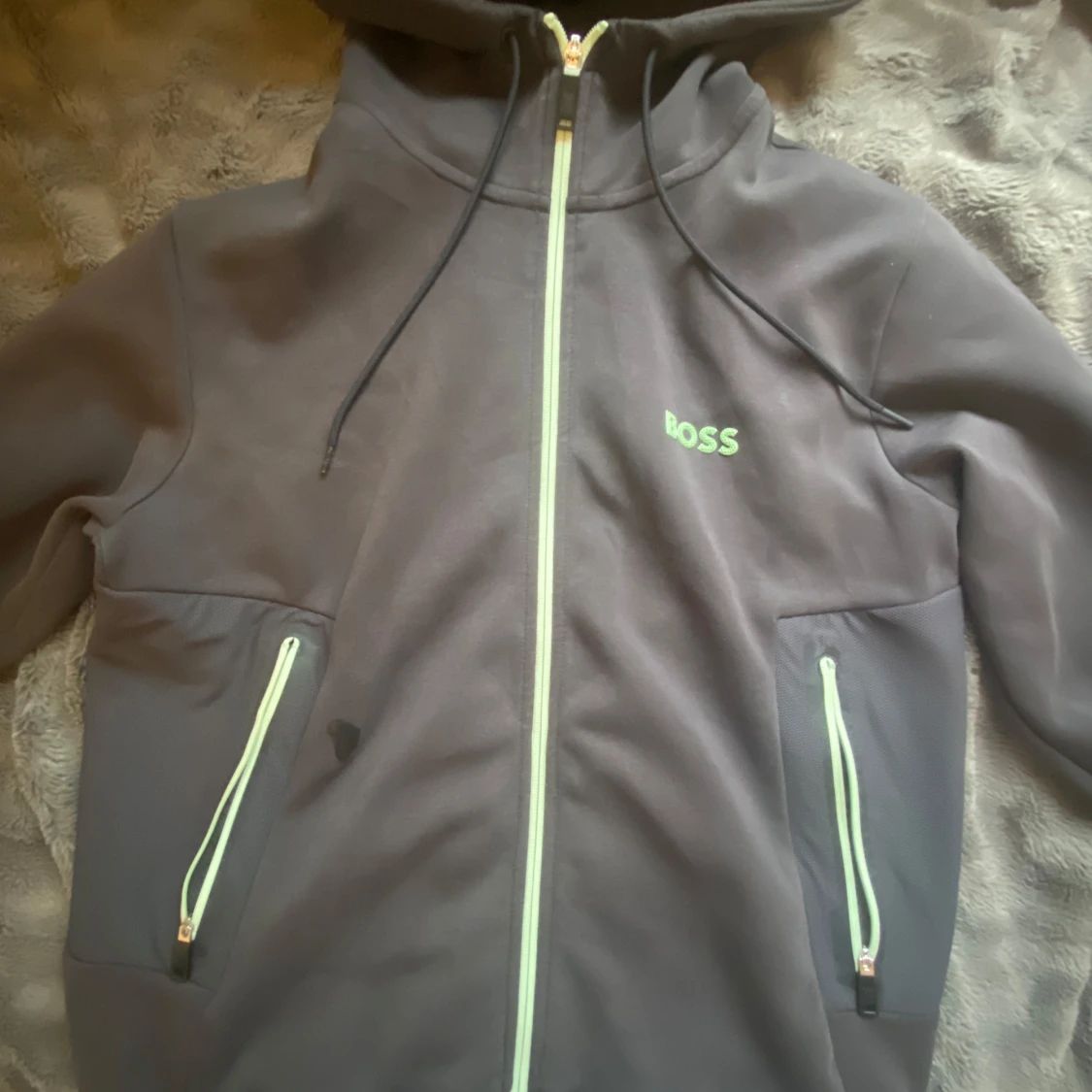 Grå hoodiejacka från BOSS med neon - 1