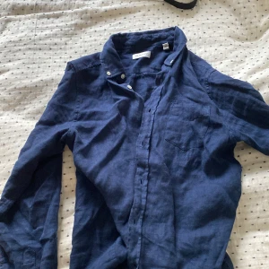 Mörkblå Linne skjorta från gant  - Mörkblå linne skjorta från gant med vita knappar och i storlek 146/152 11-12 år