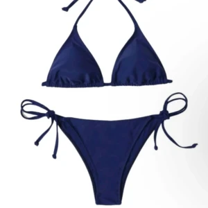 Superfin marinblå bikini - Skitnice mörkblå trekantsbikini. Helt oanvänd så är i superbra skick! 