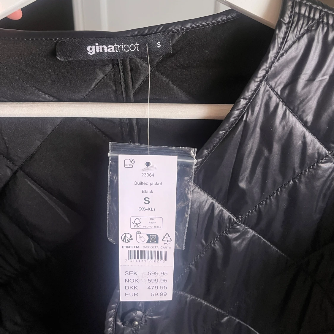 Svart quiltad jacka från Gina Tricot - 1