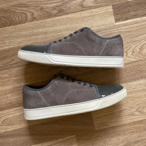 Lanvin cap toe  - Säljer ett par beige/grå Lanvin cap toe i fint skick. Skorna är i storlek uk 10 = 44 eu, inget og medföljer vid köp. Kom pm för fler bilder och info 🫡
