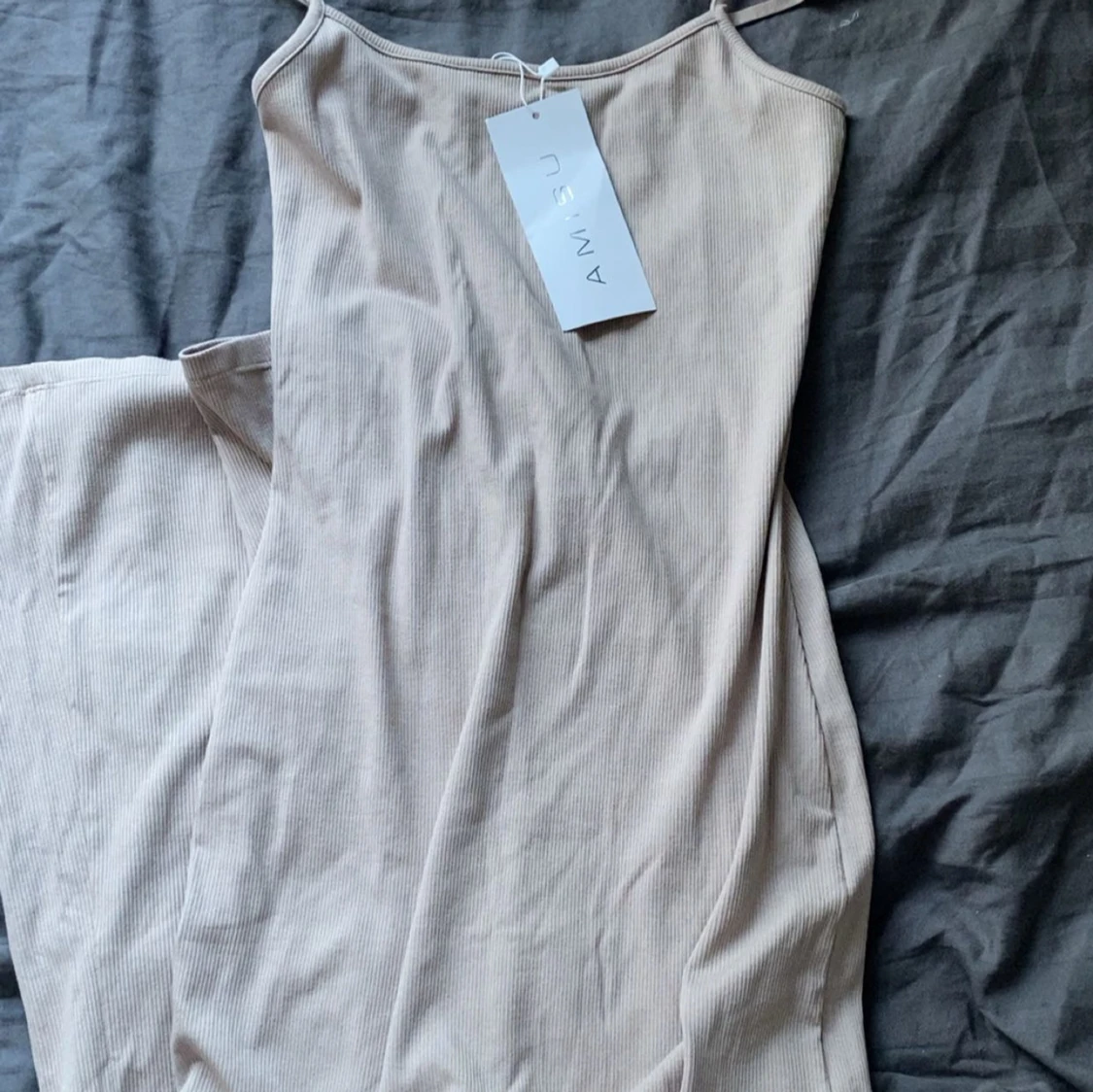 Beige ribbad långklänning från Amisu - 2