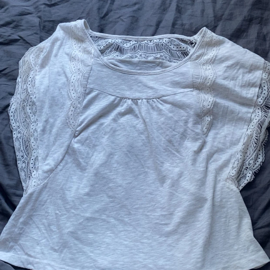 Vit blus med spetsdetaljer - 1