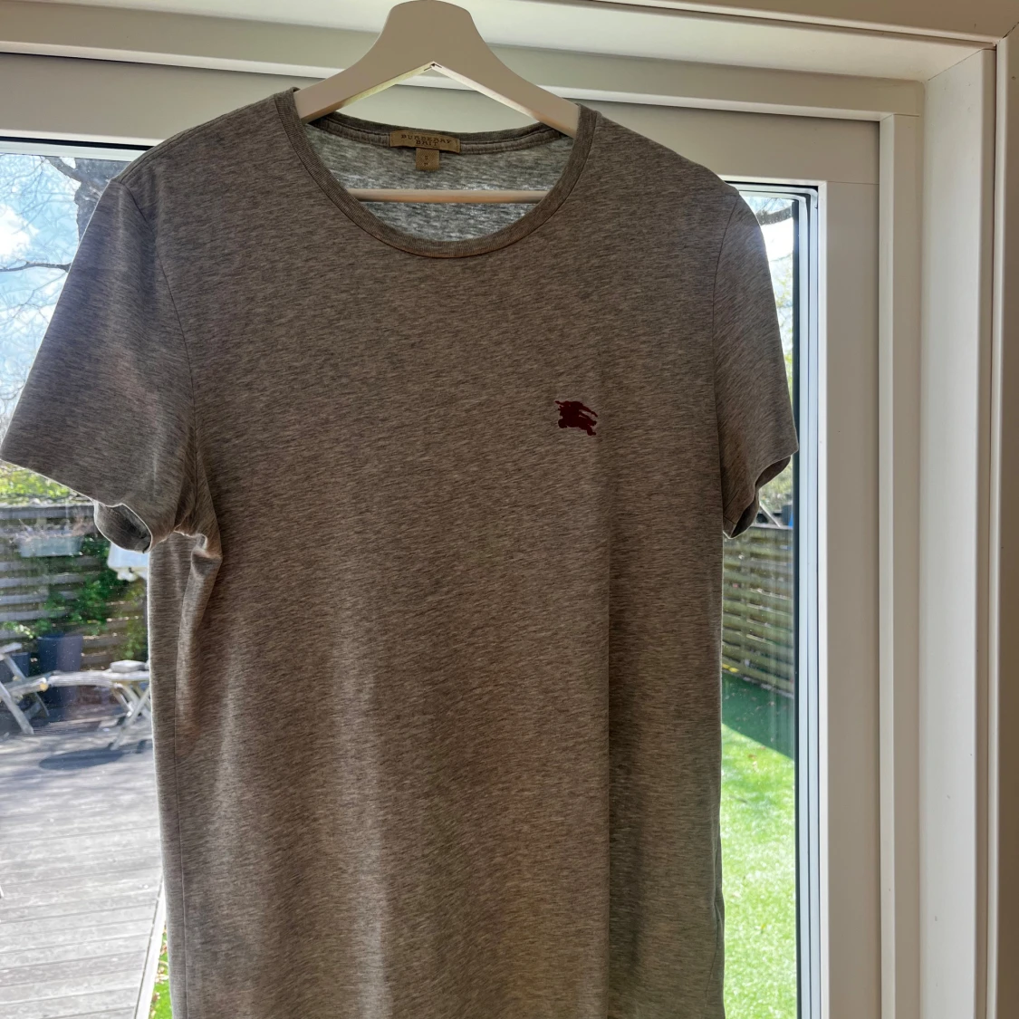 Grå t-shirt från Burberry 