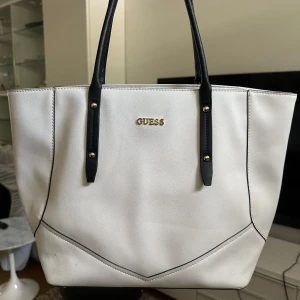 Y2K GUESS Stockholm stil handväska skolväska tote  - Rymmer en dator. Ett tecken av smuts på baksidans hörn (bild 2).