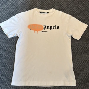 Palm angels t shirt - Palm angels t shirt använd fåtal gånger storlek M